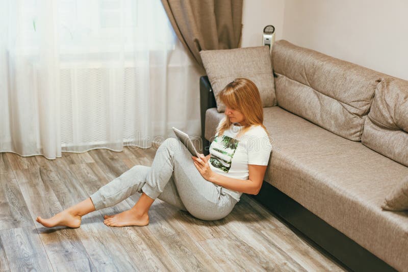 Femeie care stă pe podea royalty free stock images