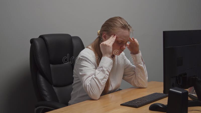 Femeie de afaceri adultă care stă la birou cu un calculator în birou și care se simte rău. Afaceri moderne stock video footage
