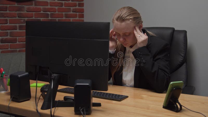 Femeie de afaceri adultă care stă la birou cu un calculator în birou și care se simte rău. Afaceri moderne stock footage