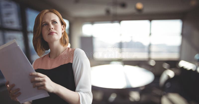 Femeie de afaceri confuză care deține fișiere pe fundal de birou royalty free stock photos