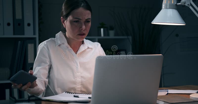 Femeie de afaceri frustrată care lucrează târziu în birou stock footage
