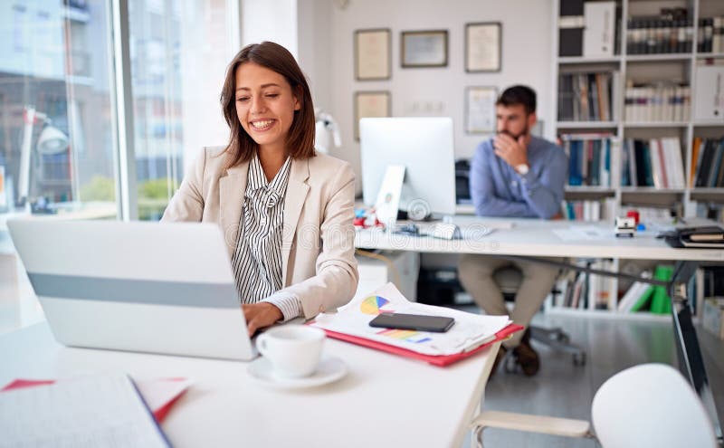 Femeie de afaceri la locul de muncă și uitându-se la ecranul computerizat din birou stock photo