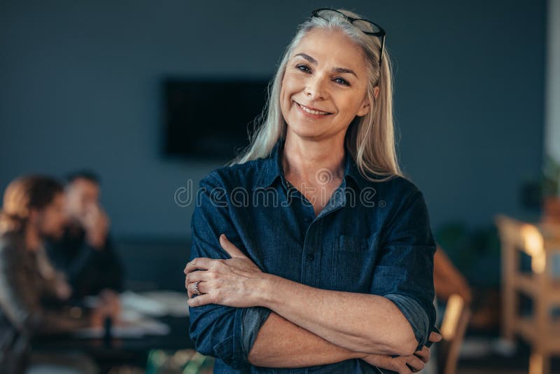 Femeie de afaceri de nivel înalt cu încredere stock photos