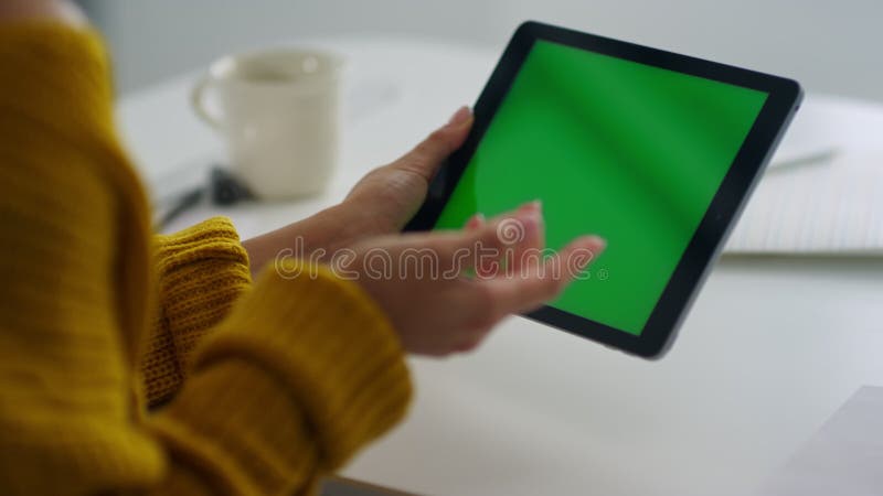 Femeie de afaceri închisă care face apel video pe tableta cu ecran verde. stock video