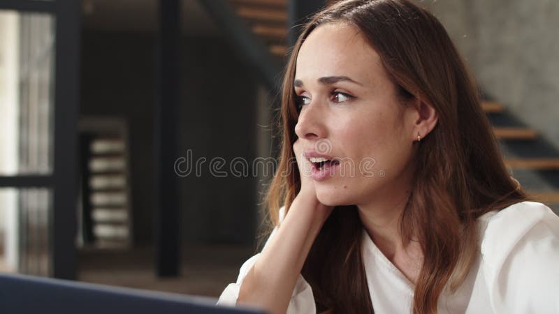 Femeie de afaceri închisă, care face cu mâna pe camera notebook în mișcare lentă. stock video