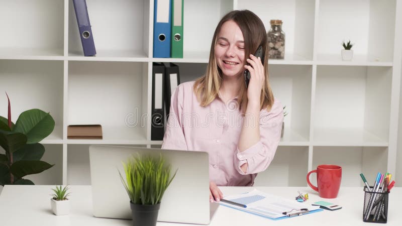 Femeie de afaceri închisă care vorbește pe telefon mobil la domiciliu. stock video
