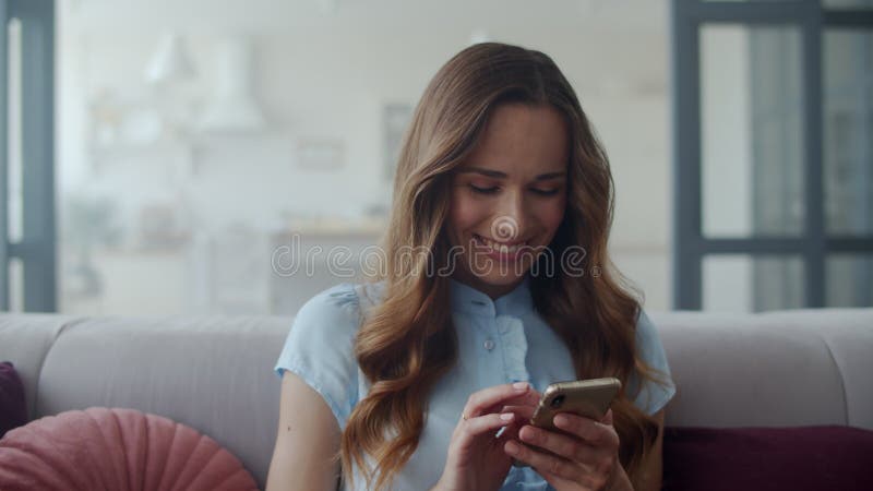 Femeie de afaceri închisă chat telefon mobil la birou acasă. telefon fată verificare stock video footage