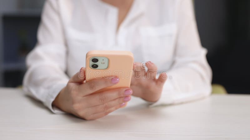 Femeie de afaceri închisă tastează mesaje pe telefon mobil la biroul de acasă. tânără care vorbește la telefon. femeie tânără înch stock footage