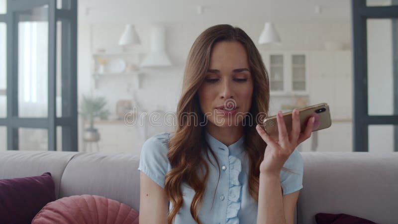 Femeie de afaceri închisă vorbind la telefon la domiciliu. înregistrare mesagerie vocală. stock video