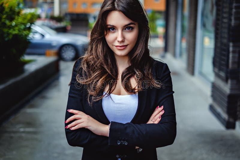 Femeie de afaceri încrezătoare care se uită la cameră stock photo