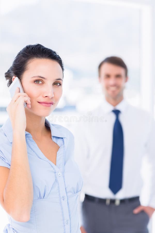 Femeie de gardă cu coleg de sex masculin în fundal stock image