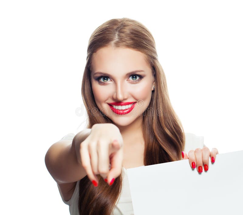 Femeie de modă cu panou alb din hârtie goală care indică un fond alb royalty free stock photography