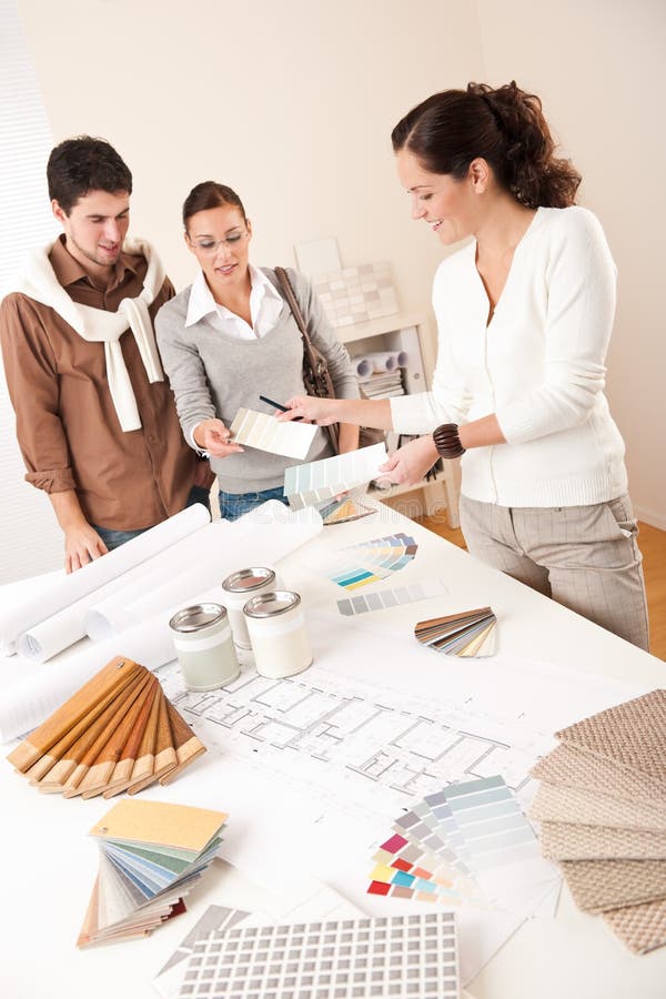 Femeie de succes designer de interior cu doi clienți royalty free stock images