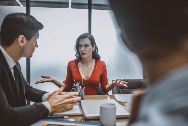 Femeie explicând motive de divorț la un avocat stock photography