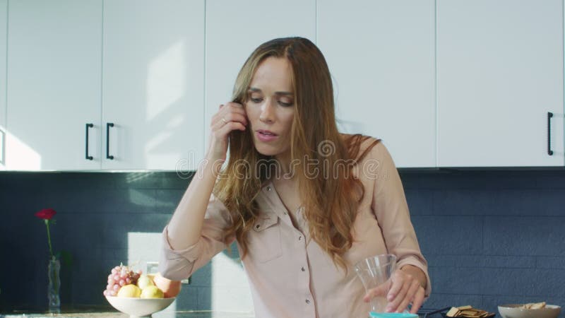 Femeie fericită dansând în bucătărie. femeie de afaceri închisă pregătește micul dejun stock footage