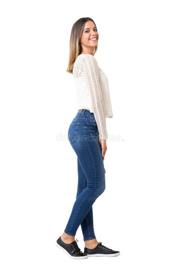 Femeie fermecătoare în cămașă cu cămăși și blugi care râd de cameră. vizualizare laterală. stock photos