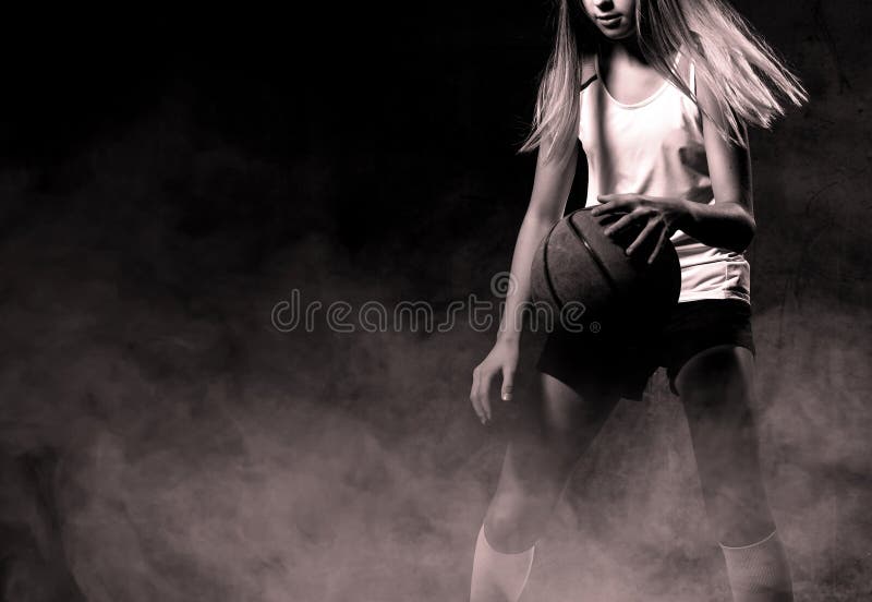 Femeie frumoasă caucaziană în sport care joacă baschet. concept sportiv izolat pe fond negru. royalty free stock images