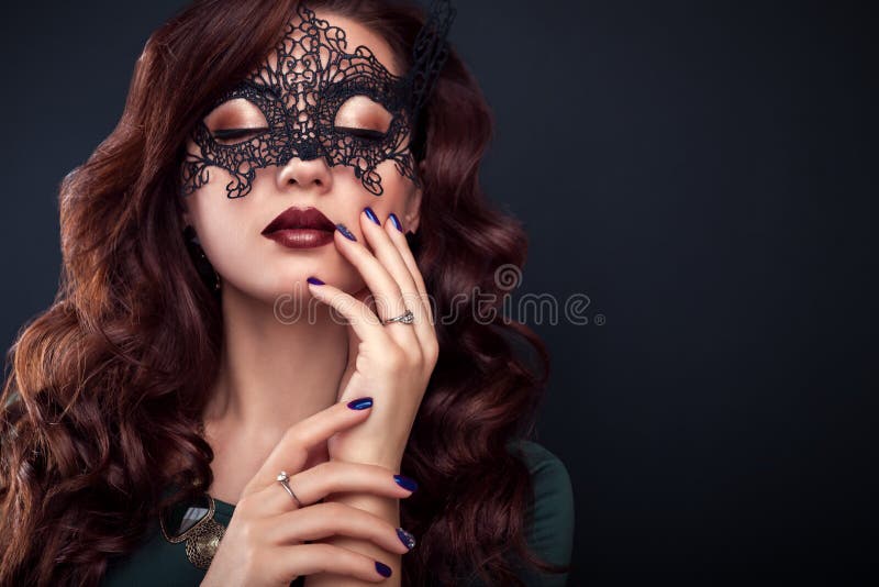 Femeie frumoasă cu machiaj perfect și manichiură purtând o mască de dantelă stock photo