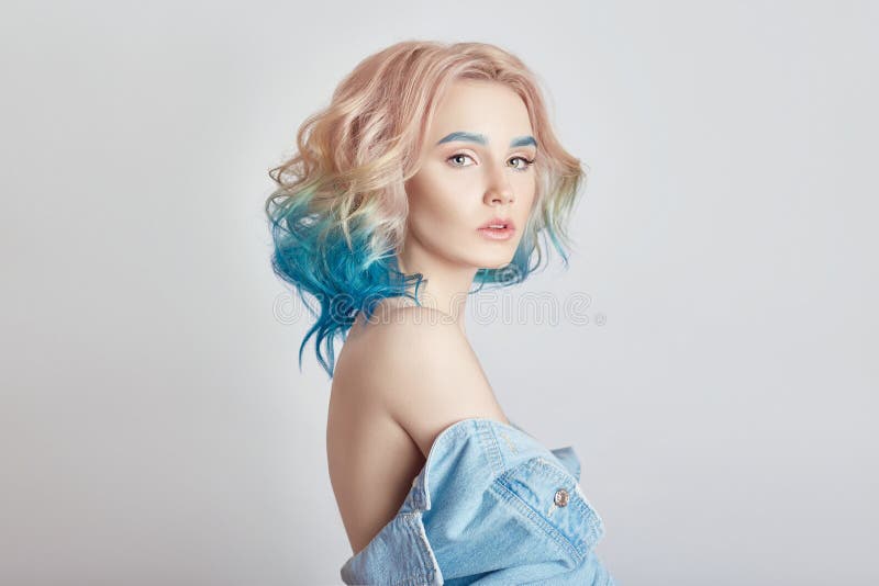 Femeie portret cu păr zburător de culoare deschisă, toate nuanțele de albastru violet. păr colorat buze frumoase și machiaj. păr stock photo