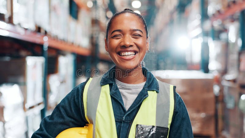 Femeie portret și fericit în depozit pentru afacerea de export logistică și lanțul de aprovizionare. Supraveghetor de conformitate royalty free stock photography
