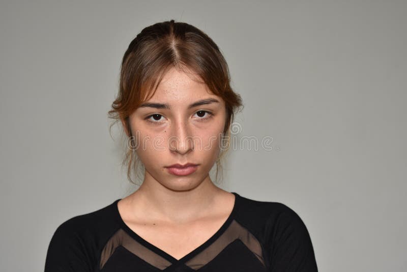 Femelle assez adolescente impassible images libres de droits Femelle assez adolescente impassible images libres de droits