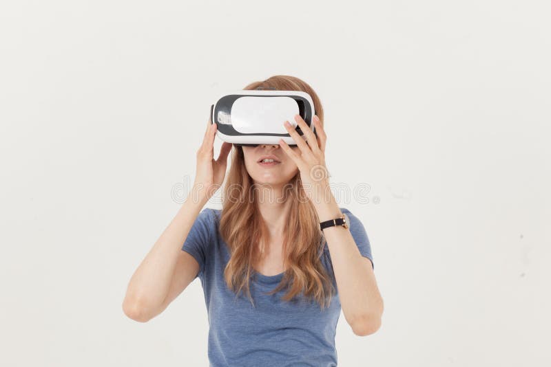 Femelle avec des verres de VR photos stock Femelle avec des verres de VR photos stock