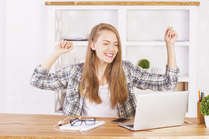Femelle heureuse dans le bureau images stock Femelle heureuse dans le bureau images stock