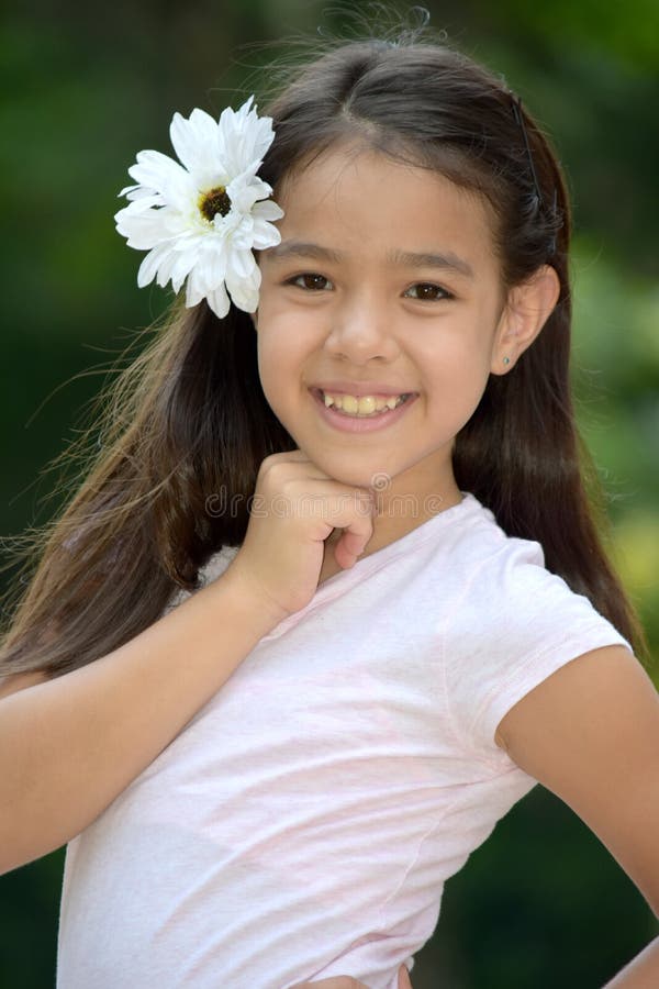 Femelle mignonne de minorité souriant avec une fleur images stock
