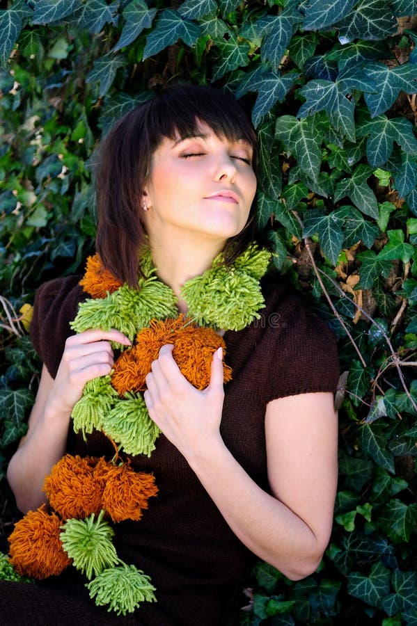 Femelle s'asseyant sous un arbre photo stock Femelle s'asseyant sous un arbre photo stock