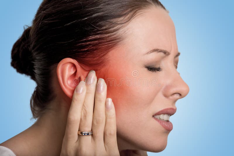 Femenino enfermo teniendo dolor de oído que toca su cabeza dolorosa