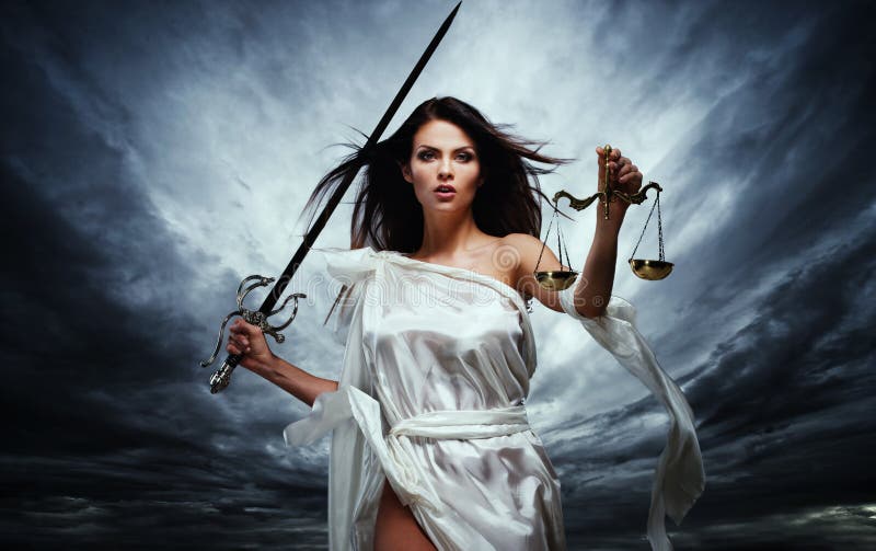 Femida, Bohyně Spravedlnosti, váhy a meč proti dramatické bouřlivé nebe.