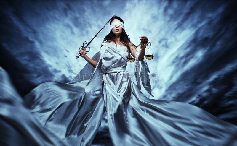 Femida, Dea della Giustizia, con bilancia e spada indossare la benda contro drammatico il cielo in tempesta.