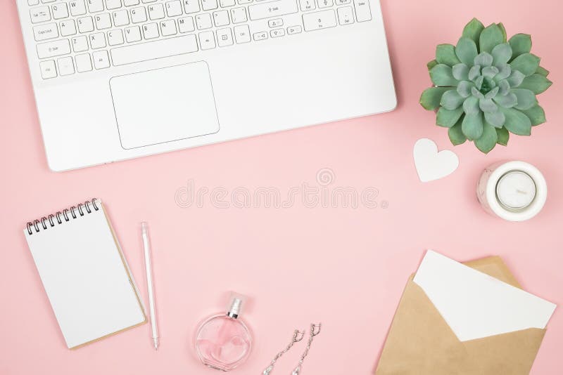 Với bộ trang phục nữ tính cùng tone màu hồng tươi sáng, không gian văn phòng đang được điểm xuyết cực kì xinh đẹp. Bàn làm việc ngập tràn độc lập và quyết tâm, giúp các nàng luôn hăng say trong công việc.