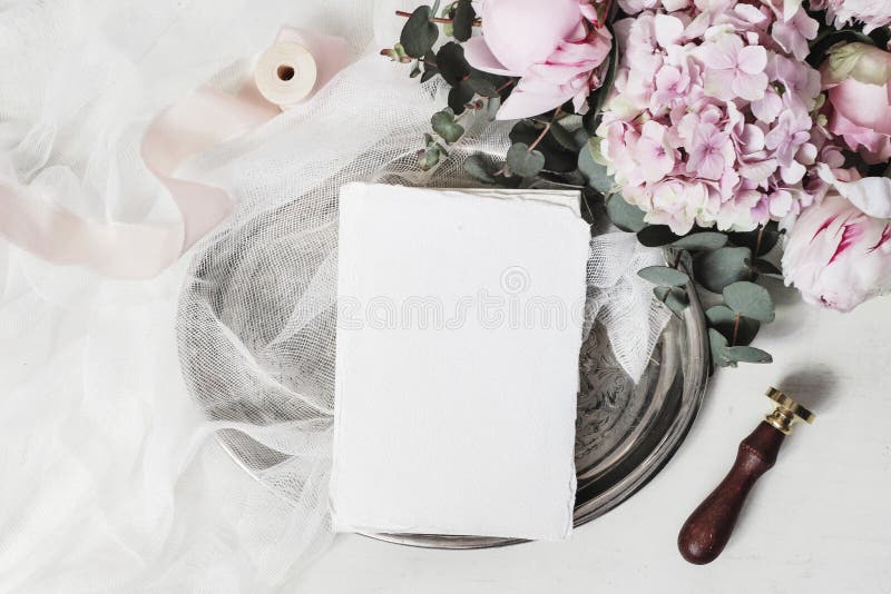 Feminin bröllop, födelsedagssammansättning Rosa, vattenlevande, rosor, blommor, eukalyptus, veteranbricka och försegling royaltyfria bilder