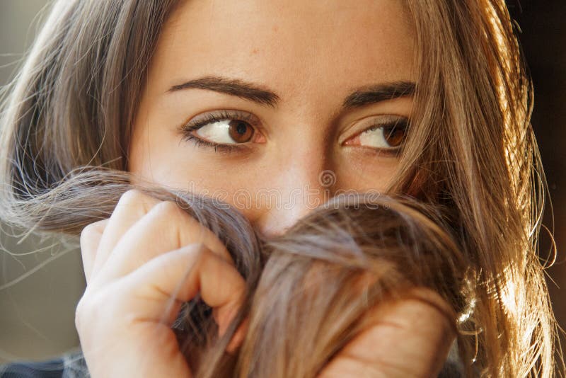 feminizm Zamyka w górę młodej pięknej brunetki dziewczyny z długim zdjęcie stock feminizm Zamyka w górę młodej pięknej brunetki dziewczyny z długim zdjęcie stock