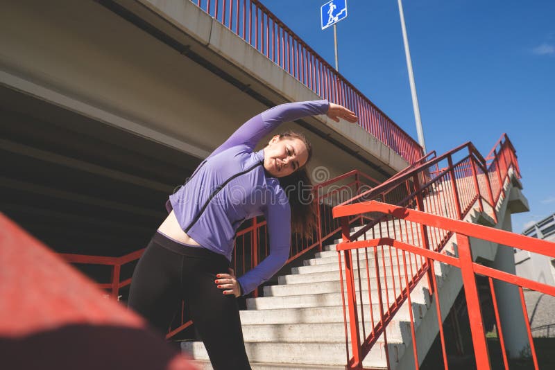 Femme à Faire Des Pompes Sur Les Escaliers Sur Le Concept Urbain De Sport  De La Rue Photo stock - Image du ville, concentré: 204735322