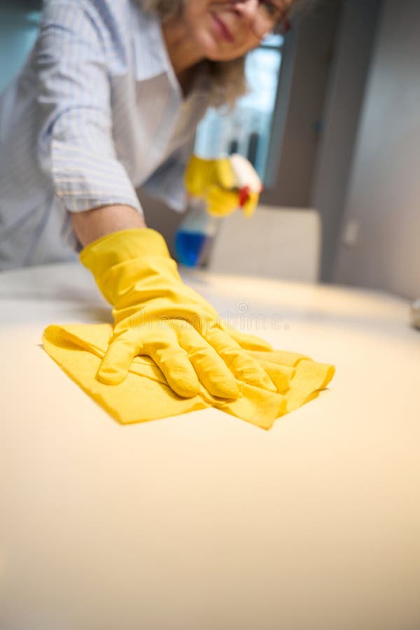 Femme âgée Lave La Table De Cuisine Avec Un Chiffon Doux Photo stock -  Image du femme, loisirs: 272973616