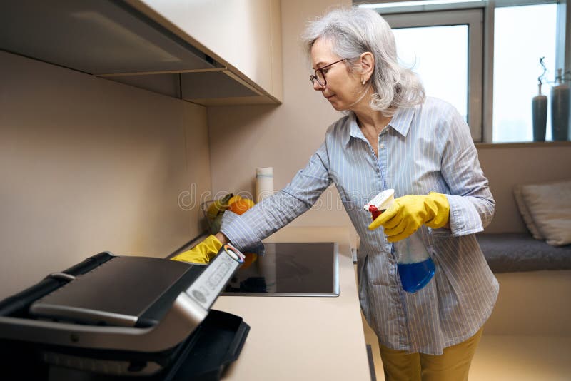 Femme âgée Lave La Table De Cuisine Avec Un Chiffon Doux Photo stock -  Image du femme, loisirs: 272973616