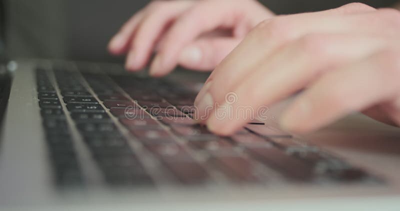 Femme écrivain Taper L'histoire Sur Le Clavier D'ordinateur Portable.  Fermeture De La Vue Côté Main. Banque De Vidéos - Vidéo du affaires,  transmission: 268498032