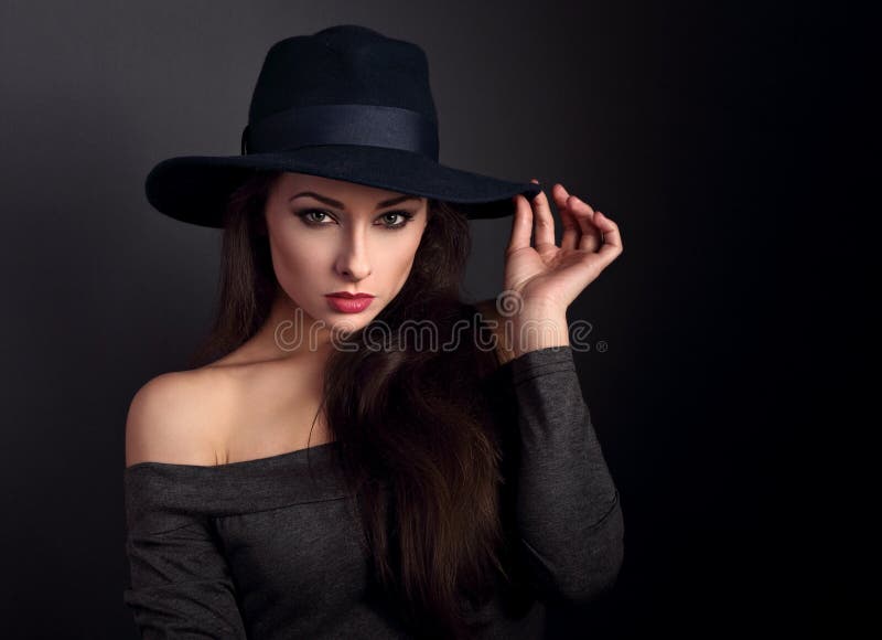 Femme élégante De Maquillage Dans Le Chapeau De Mode Posant Sur Le