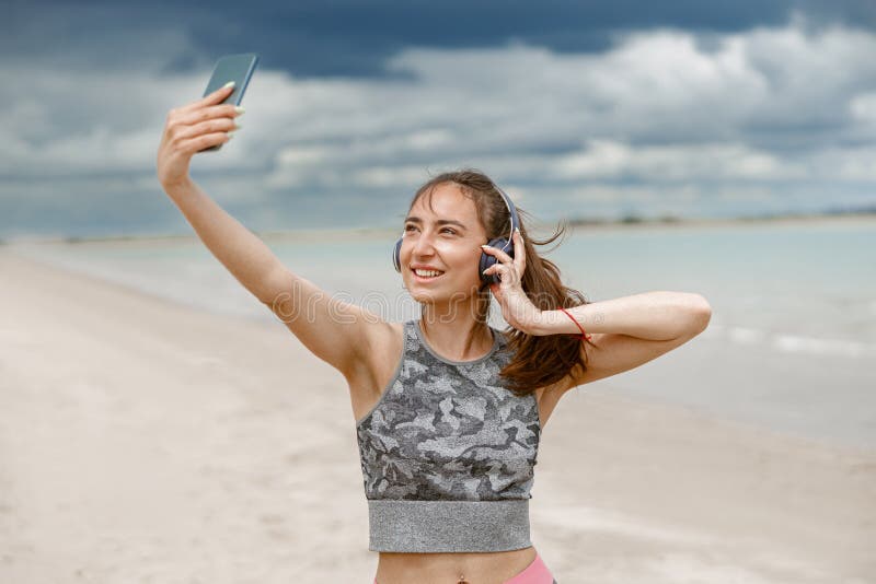 Femme Active En Sport, Debout Sur La Plage Et Faisant Du Selfie Sur Fond D' océan Image stock - Image du sport, aptitude: 253014695