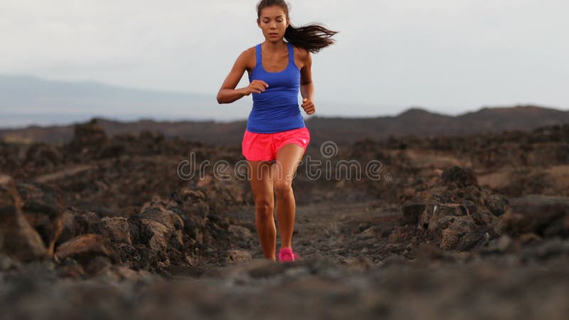 Femme actuelle de coureur de sport et de remise en forme courant la formation transnationale de course de piste à l'extérieur de l banque de vidéos