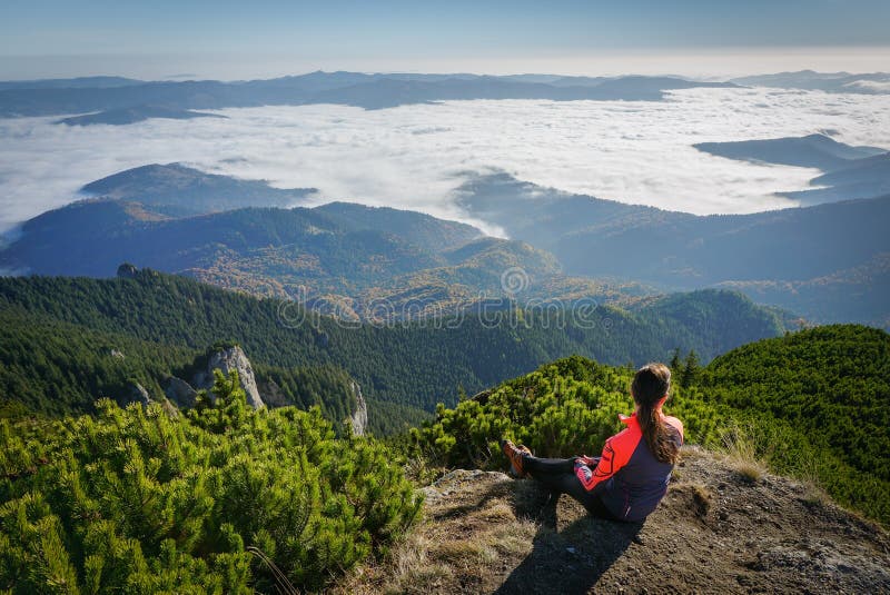 Femme admirant la vue dans les montagnes photo libre de droits Femme admirant la vue dans les montagnes photo libre de droits