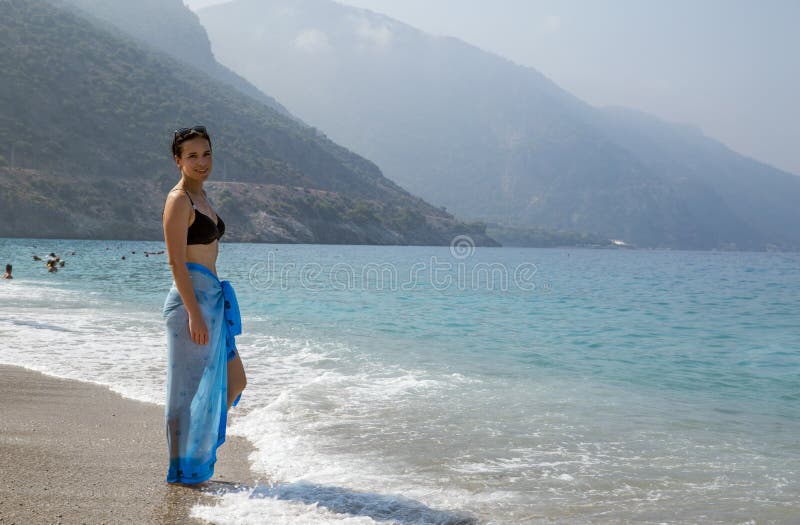 Femme adorable dans le bikini sur la plage dans Oludeniz, Turquie images stock Femme adorable dans le bikini sur la plage dans Oludeniz, Turquie images stock