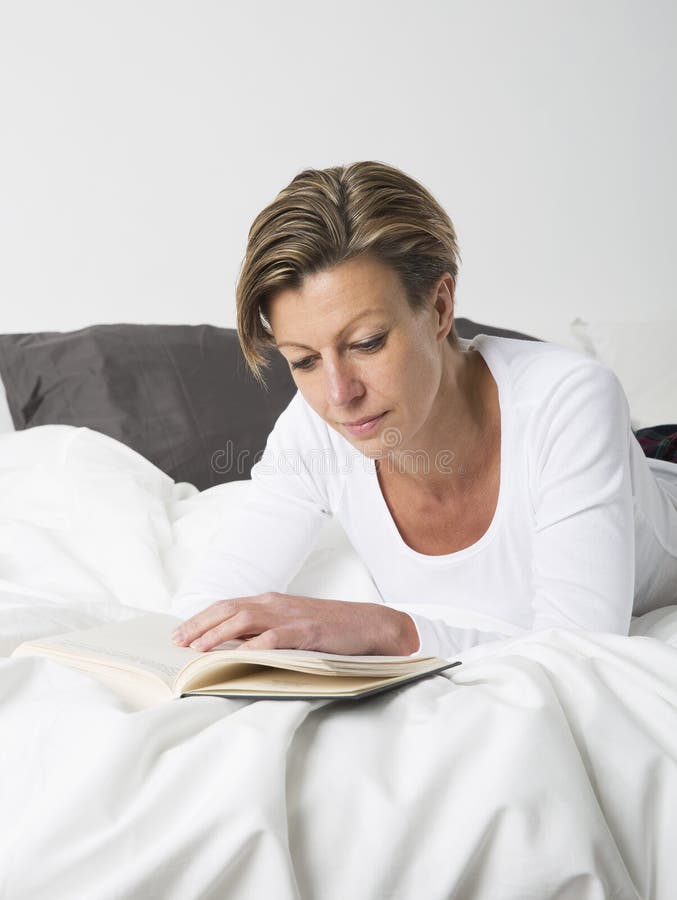 Femme affichant un livre dans le bâti photo libre de droits Femme affichant un livre dans le bâti photo libre de droits