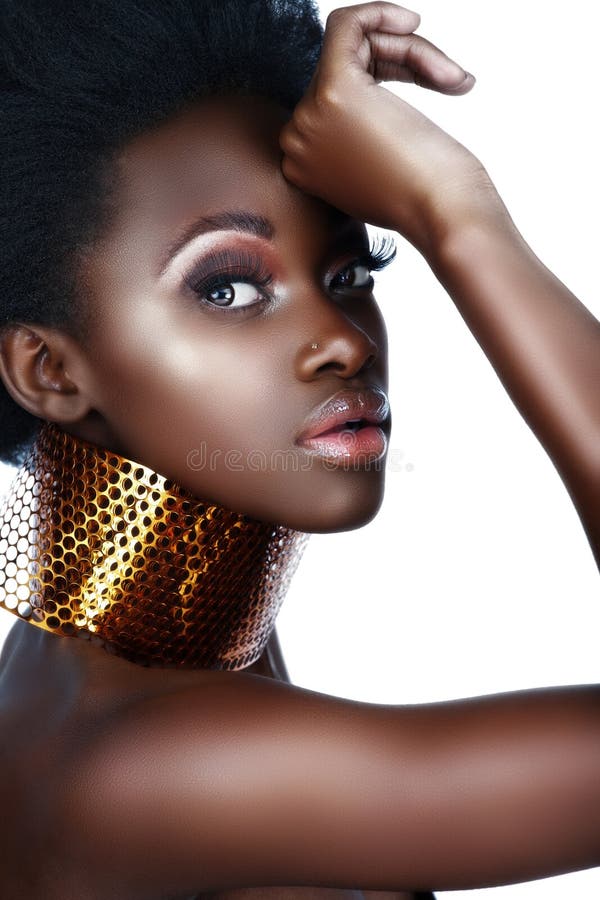 Femme africain avec le collier photographie stock