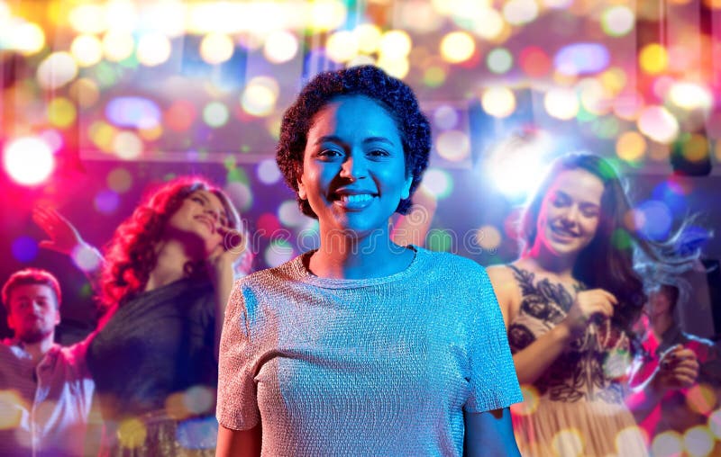 Femme africaine au-dessus des néons à la discothèque photo libre de droits