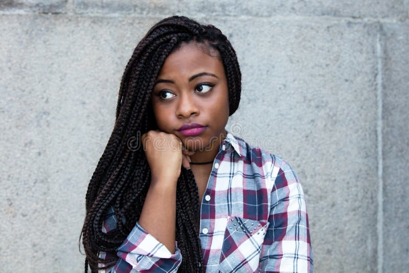 Femme africaine dépressive et seule photo libre de droits Femme africaine dépressive et seule photo libre de droits