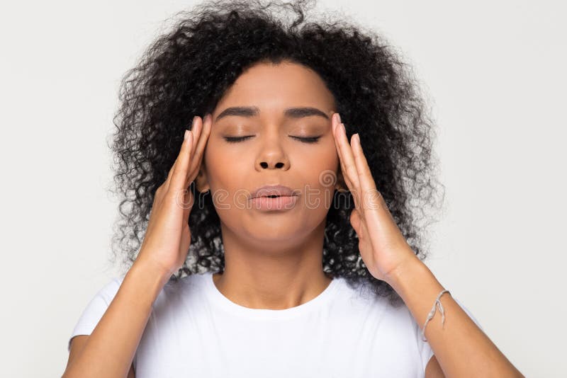 Femme africaine nerveuse respirant calmant vers le bas l'essai de soulager l'effort photo stock
