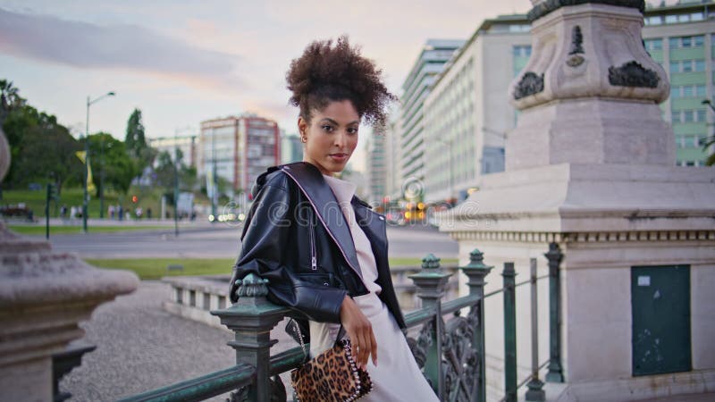 Femme africaine posant place urbaine par le site historique closeup. dame huppée banque de vidéos
